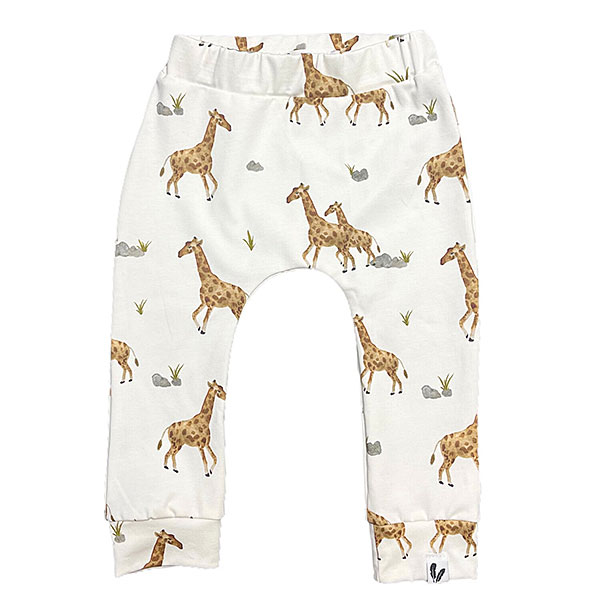 Dit jogger/broekje met de print van giraffen komt uit de collectie van Feathers. Het broekje/jogger is met de hand gemaakt. Het stoere model sluit onder mooi aan. Aan de bovenzijde valt het wat wijder.