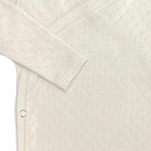 Dit lieve overslagshirt Pointelle Natural met lange mouw in de kleur beige komt uit de collectie Feathers. Dit mooie overslagshirtje is gemaakt van organisch katoen en heeft een pointelle motief.