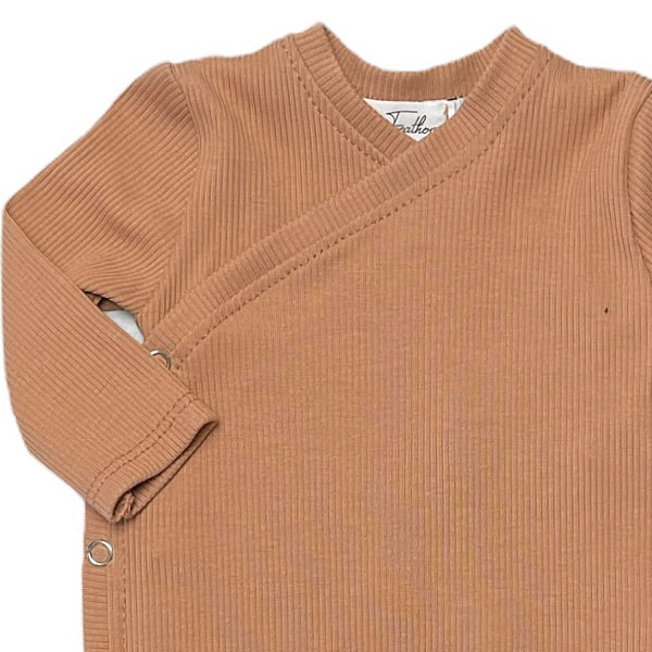 Dit lieve overslagshirt Rib Jersey Peach met lange mouw in de kleur beige komt uit de collectie Feathers. Dit mooie overslagshirtje is gemaakt van organisch katoen en heeft een een fijne rib.