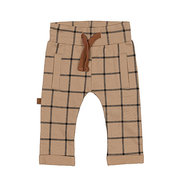 Het geblokte broekje Checks in de kleuren beige en bruin uit de Playtime collectie van Frogs and Dogs. Een stoer broekje met een elastische broeksband met koord.