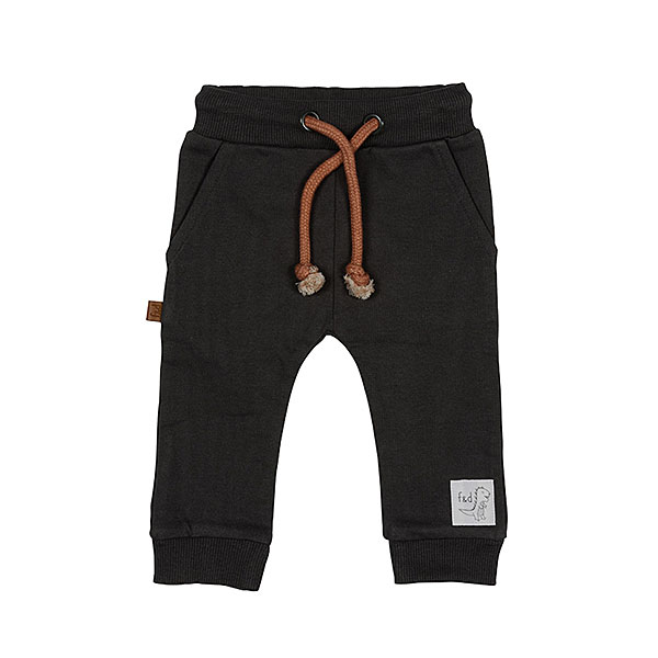 Dit stoere joggingsbroekje komt uit de Dino Park collectie van Frogs and Dogs. Het joggingsbroekje Dino Park Pants is zwart van kleur met een bruine koord. Zowel de broeksband als de boorden van de pijpjes zijn gemaakt van elastische boord. Het joggingsbroekje heeft 2 steekzakjes.