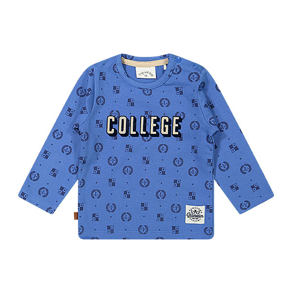 Dit stoere shirt met lange mouw in de kleur blauw komt uit de collectie Handsome Academy van Frogs and Dogs. Het shirtje heeft een overall print in de kleur donkerblauw. Op de voorkant staat de tekst College.