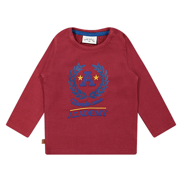 Dit stoere shirt met lange mouw in de kleur rood komt uit de collectie Handsome Academy van Frogs and Dogs. Het shirtje heeft op de voorkant groot het logo van deze lijn staan. Het logo is gemaakt in de kleuren blauw en geel.