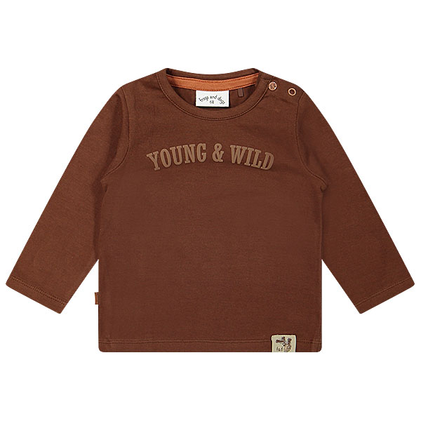 Dit stoer shirtje met lange mouw in de kleur bruin de tekst Young & Wild komt uit de collectie Friends of the Woods van Frogs and Dogs. Het bruine shirt heeft op de voorzijde de tekst Young & Wild staan in een puffprint. Op de linkerschouder zitten 2 knoopjes.