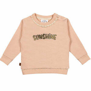 Deze schattige roze sweater Sunshine komt uit de  collectie Jungle van Frogs and Dogs. De sweater is effen van kleur met op de voorzijde in het 'goud' de tekst Sunshine. De hals en de boord aan de onderkant zijn afgewerkt met een gebroken witte kant randje.