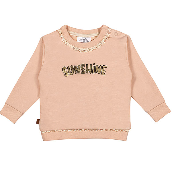 Deze schattige roze sweater Sunshine komt uit de  collectie Jungle van Frogs and Dogs. De sweater is effen van kleur met op de voorzijde in het 'goud' de tekst Sunshine. De hals en de boord aan de onderkant zijn afgewerkt met een gebroken witte kant randje.