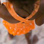 Op zoek naar een opvallende badpak? Met deze oranje bakpak met hartjes van Swim Essentials valt jouw dochter zeker op. Deze badpak is in de kleur oranje met een witte print van hartjes en heeft rond de taille een ruffelrand/franjerand.