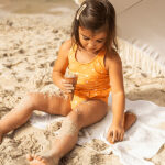 Op zoek naar een opvallende badpak? Met deze oranje bakpak met hartjes van Swim Essentials valt jouw dochter zeker op. Deze badpak is in de kleur oranje met een witte print van hartjes en heeft rond de taille een ruffelrand/franjerand.