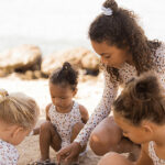 Op zoek naar een opvallende badpak? Met deze ecru kleurige badpak met panterprint van Swim Essentials valt jouw dochter zeker op. Deze badpak is in de kleur ecru met een panterprint in de kleuren bruin, zwart & roze en heeft rond de taille een ruffelrand/franjerand.