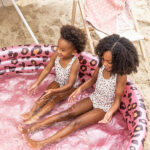 Op zoek naar een opvallende badpak? Met deze ecru kleurige badpak met panterprint van Swim Essentials valt jouw dochter zeker op. Deze badpak is in de kleur ecru met een panterprint in de kleuren bruin, zwart & roze en heeft rond de taille een ruffelrand/franjerand.