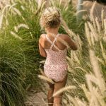 Op zoek naar een opvallende badpak? Met deze roze badpak met panterprint van Swim Essentials valt jouw dochter zeker op. Deze badpak is in de kleur roze met een panterprint in verschillende tinten roze en heeft rond de taille een ruffelrand/franjerand.