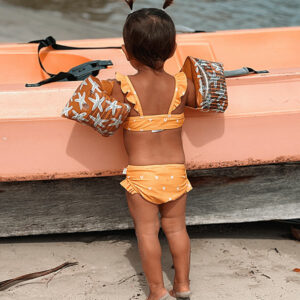 Op zoek naar een leuke trendy bikini voor jouw kleine meid? Hier vindt je de oranje bikini hartjes van Swim Essentials. Met deze mooie bikini loopt jou kleine meid er stoer en modieus bij. Deze bikini is in de kleur oranje met een witte print van hartjes.