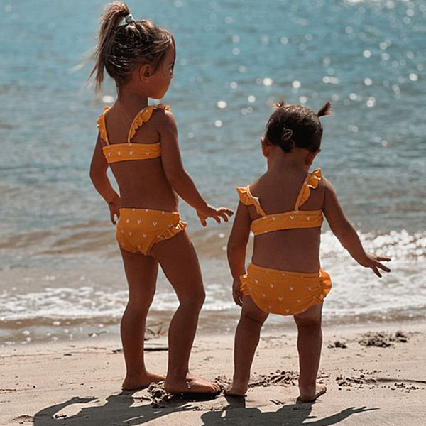 Baby bikini met ruffle hartjes oranje voor meisjes met ruffles aan broekje en bandjes