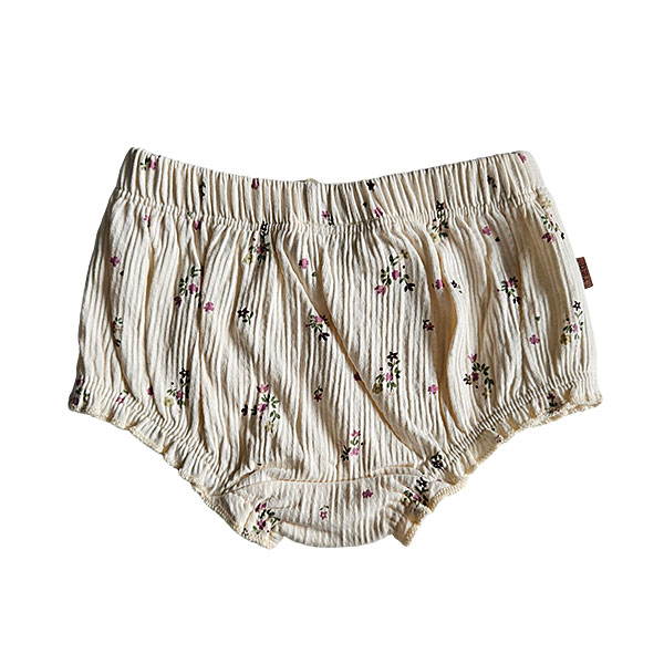 Deze mooie perzik bloomer komt uit de Spring Lucky collectie van Frogs and Dogs. De bloomer is ook gemaakt van gekreukte stof en heeft op een overall print van bloemetjes. Aan de bovenkant zit een elastische broekrand en de pijpjes hebben aan de binnenzijde elastiek genaaid.
