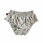 Deze mooie gebroken witte bloomer komt uit de Spring Lucky collectie van Frogs and Dogs. De bloomer is ook gemaakt van gekreukte stof en heeft op een overall print van bloemetjes. Aan de bovenkant zit een elastische rand met een sierstrikje. Onder de elastisch rand zit het logo van de lijn genaaid.