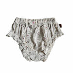 Deze mooie gebroken witte bloomer komt uit de Spring Lucky collectie van Frogs and Dogs. De bloomer is ook gemaakt van gekreukte stof en heeft op een overall print van bloemetjes. Aan de bovenkant zit een elastische rand met het logo en de pijpjes hebben aan de binnenzijde elastiek genaaid.