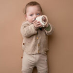 Dit taupekleurige broekje Waffle komt uit de Spring Sea Life collectie van Frogs and Dogs. De Spring Sea Life collectie is een stoere collectie met leuke items. Het broekje heeft een elastische band met koord en gezoomde boorden. Het broekje heeft stikranden waardoor het een stoer uiterlijk heeft