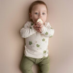 Dit groene broekje Waffle komt uit de Spring Sea Life collectie van Frogs and Dogs. De Spring Sea Life collectie is een stoere collectie met leuke items. Het broekje heeft een elastische band met koord en aan de pijpjes hebben omgeslagen boordjes. Het broekje heeft 2 steekzakjes aan de voorzijde en op de kont 1 zakje.