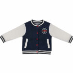 Dit stoere jasje komt uit de Pirates collectie van Frogs and Dogs. Het jasje heeft witte mouwen. De voorkant & achterkant zijn in een donkerblauwe kleur.