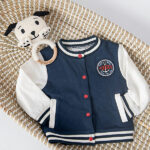 Dit stoere jasje komt uit de Pirates collectie van Frogs and Dogs. Het jasje heeft witte mouwen. De voorkant & achterkant zijn in een donkerblauwe kleur.