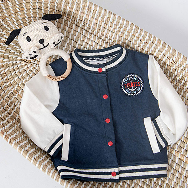 Dit stoere jasje komt uit de Pirates collectie van Frogs and Dogs. Het jasje heeft witte mouwen. De voorkant & achterkant zijn in een donkerblauwe kleur.