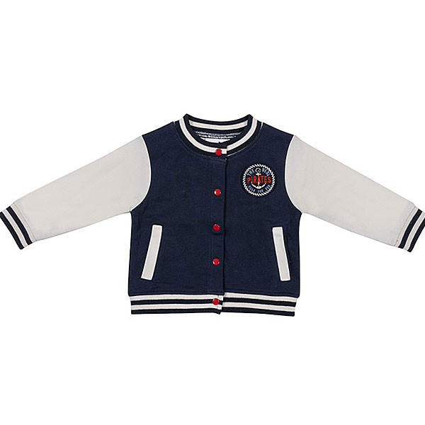 Dit stoere jasje komt uit de Pirates collectie van Frogs and Dogs. Het jasje heeft witte mouwen. De voorkant & achterkant zijn in een donkerblauwe kleur.
