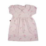 Dit schattige roze jurkje komt uit de Spring Summer Crush collectie van Frogs and Dogs. Het jurkje is gemaakt van zacht katoen en heeft een overall print van kleine bloemetjes. De hals is afgewerkt met een leuk kraagje en aan de achterzijde zitten drukkertjes.