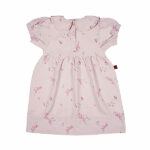 Dit schattige roze jurkje komt uit de Spring Summer Crush collectie van Frogs and Dogs. Het jurkje is gemaakt van zacht katoen en heeft een overall print van kleine bloemetjes. De hals is afgewerkt met een leuk kraagje en aan de achterzijde zitten drukkertjes.