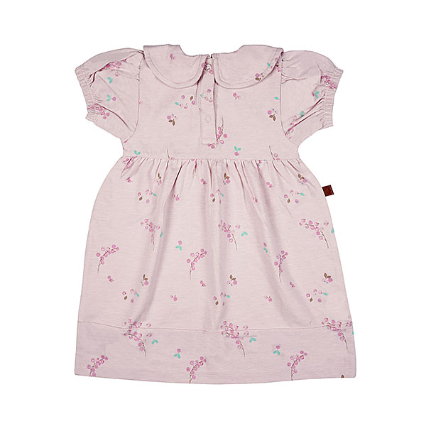 Dit schattige roze jurkje komt uit de Spring Summer Crush collectie van Frogs and Dogs. Het jurkje is gemaakt van zacht katoen en heeft een overall print van kleine bloemetjes. De hals is afgewerkt met een leuk kraagje en aan de achterzijde zitten drukkertjes.