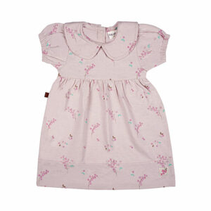Dit schattige roze jurkje komt uit de Spring Summer Crush collectie van Frogs and Dogs. Het jurkje is gemaakt van zacht katoen en heeft een overall print van kleine bloemetjes. De hals is afgewerkt met een leuk kraagje en aan de achterzijde zitten drukkertjes.