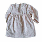 Dit schattige roze jurkje met lange mouw komt uit de Spring Summer Crush collectie van Frogs and Dogs. Het jurkje is gemaakt van zacht katoen en heeft een overall print van kleine bloemetjes. De hals is afgewerkt met een bies en een leuk detail. Het 'rokje' van de jurk is er aangenaaid met een gerimpeld effect.