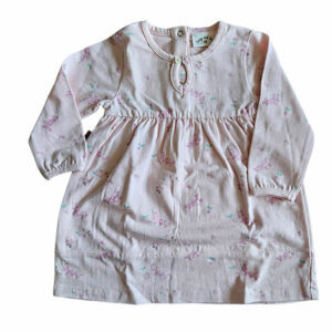 Dit schattige roze jurkje met lange mouw komt uit de Spring Summer Crush collectie van Frogs and Dogs. Het jurkje is gemaakt van zacht katoen en heeft een overall print van kleine bloemetjes. De hals is afgewerkt met een bies en een leuk detail. Het 'rokje' van de jurk is er aangenaaid met een gerimpeld effect.