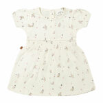 Dit schattige gebroken witte jurkje komt uit de Spring Lucky collectie van Frogs and Dogs. Het jurkje is gemaakt van 'gekreukte' stof en heeft een overall print van kleine bloemetjes. In de taille zit elastiek verwerkt waardoor het rok gedeelte mooi uitwaaiert.