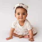 Dit schattige gebroken witte jurkje komt uit de Spring Lucky collectie van Frogs and Dogs. Het jurkje is gemaakt van 'gekreukte' stof en heeft een overall print van kleine bloemetjes. In de taille zit elastiek verwerkt waardoor het rok gedeelte mooi uitwaaiert.