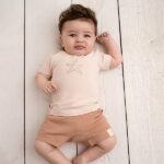 Het leuke broekje Rib in de kleur Terracotta komt uit de Spring Beach Club collectie van Frogs and Dogs. Het broekje is gemaakt van fijne ribstof en effen van kleur. Het broekje heeft een elastische tailleband met een off white koordje.