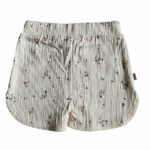 Hier vindt je het leuke korte broekje van gekreukte stof uit de collectie Spring Lucky van Frogs en Dogs. Deze korte broek in de kleur light peach en een overall print van kleine bloemetjes. Aan de voorzijde zitten 2 nep steekzakjes. De pijpjes van het broekje lopen rond.