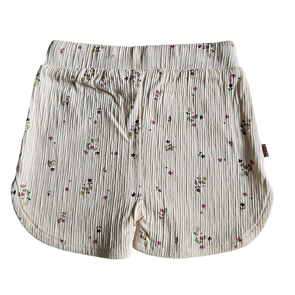 Hier vindt je het leuke korte broekje van gekreukte stof uit de collectie Spring Lucky van Frogs en Dogs. Deze korte broek in de kleur light peach en een overall print van kleine bloemetjes. Aan de voorzijde zitten 2 nep steekzakjes. De pijpjes van het broekje lopen rond.