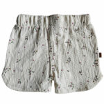 Hier vindt je het leuke korte broekje van gekreukte stof uit de collectie Spring Lucky van Frogs en Dogs. Deze korte broek in de kleur gebroken wit en een overall print van kleine bloemetjes. Aan de voorzijde zitten 2 nep steekzakjes. De pijpjes van het broekje lopen rond.