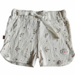 Hier vindt je het leuke korte broekje van gekreukte stof uit de collectie Spring Lucky van Frogs en Dogs. Deze korte broek in de kleur gebroken wit en een overall print van kleine bloemetjes. Aan de voorzijde zitten 2 nep steekzakjes. De pijpjes van het broekje lopen rond.