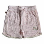 Hier vindt je het leuke roze korte broekje van gekreukte stof uit de collectie Spring Summer Crush van Frogs en Dogs. Deze korte broek is effen van kleur maar is afgewerkt met off white kant. Het kan is verwekt in de zijnaden van het broekje en de onderkant van de pijpjes.