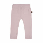 Hier vindt je het leuke poeder roze lange broek van gekreukte stof uit de collectie Spring Summer Crush van Frogs en Dogs. Deze broek is effen van kleur maar is afgewerkt met off white kant. Het kant is verwekt in de zijnaden van het broekje. De pijpjes zijn gestikt. Het broekje heeft een elastische broeksband met een koordje. Op de achterkant zitten 2 zakjes. 