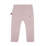 Hier vindt je het leuke poeder roze lange broek van gekreukte stof uit de collectie Spring Summer Crush van Frogs en Dogs. Deze broek is effen van kleur maar is afgewerkt met off white kant. Het kant is verwekt in de zijnaden van het broekje. De pijpjes zijn gestikt. Het broekje heeft een elastische broeksband met een koordje. Op de achterkant zitten 2 zakjes. 