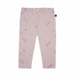 Deze mooie roze legging komt uit de Spring Summer Crush collectie van Frogs and Dogs. De legging is gemaakt van zachte stof en heeft een overal print van besjes. De legging heeft een elastische band met het logo erop gestikt van de lijn. De pijpjes zijn gezoomd.