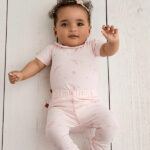 Deze mooie roze legging komt uit de Spring Summer Crush collectie van Frogs and Dogs. De legging is gemaakt van zachte stof en heeft een overal print van besjes. De legging heeft een elastische band met het logo erop gestikt van de lijn. De pijpjes zijn gezoomd.