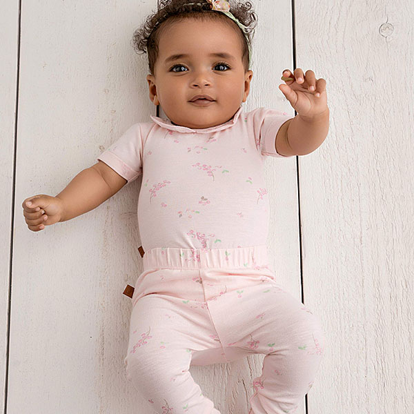 Deze mooie roze legging komt uit de Spring Summer Crush collectie van Frogs and Dogs. De legging is gemaakt van zachte stof en heeft een overal print van besjes. De legging heeft een elastische band met het logo erop gestikt van de lijn. De pijpjes zijn gezoomd.