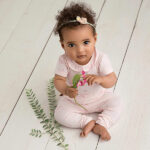 Deze mooie roze legging komt uit de Spring Summer Crush collectie van Frogs and Dogs. De legging is gemaakt van zachte stof en heeft een overal print van besjes. De legging heeft een elastische band met het logo erop gestikt van de lijn. De pijpjes zijn gezoomd.