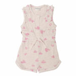 Dit schattige off white - roze gemêleerde overall komt uit de collectie Spring Breeze van Frogs and Dogs. Deze overall heeft is mouwloos en heeft een korte broek. Het pakje heeft een overall print van hartjes. De hals en armsgaten zijn afgezet met een kanten randje. Op de schouders zit een rucherand. Het pakje heeft aan de voorzijde drukkertjes. Op de taillehoogte zit een elastische rand met koord.