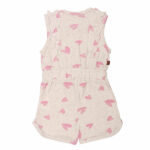 Dit schattige off white - roze gemêleerde overall komt uit de collectie Spring Breeze van Frogs and Dogs. Deze overall heeft is mouwloos en heeft een korte broek. Het pakje heeft een overall print van hartjes. De hals en armsgaten zijn afgezet met een kanten randje. Op de schouders zit een rucherand. Het pakje heeft aan de voorzijde drukkertjes. Op de taillehoogte zit een elastische rand met koord.