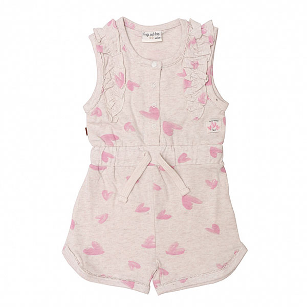Dit schattige off white - roze gemêleerde overall komt uit de collectie Spring Breeze van Frogs and Dogs. Deze overall heeft is mouwloos en heeft een korte broek. Het pakje heeft een overall print van hartjes. De hals en armsgaten zijn afgezet met een kanten randje. Op de schouders zit een rucherand. Het pakje heeft aan de voorzijde drukkertjes. Op de taillehoogte zit een elastische rand met koord.