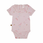 Deze mooie roze romper komt uit de Spring Summer Crush collectie van Frogs and Dogs. Het rompertje is gemaakt van zachte stof en heeft een overal print van besjes. Het rompertje heeft een leuk kraagje. Aan de achterzijde en tussen de beentjes zitten drukkertjes.